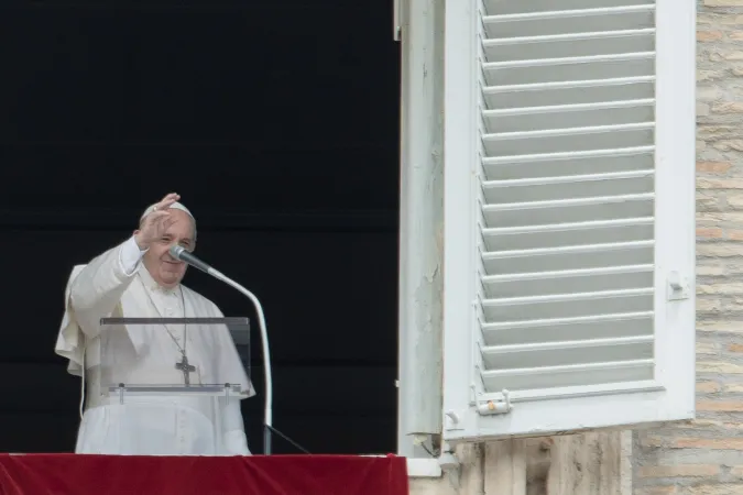 Papa Francesco dalla finestra del suo studio | Daniel Ibanez / ACI Group