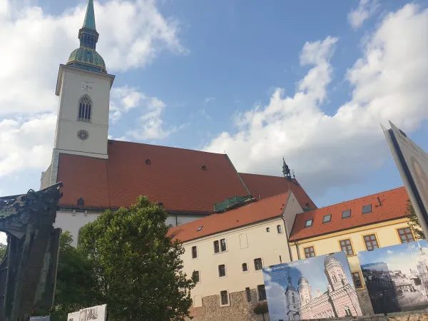 Cattedrale di San Martino, Bratislava | La cattedrale di Bratislava, vista dal memoriale della sinagoga ebraica poco distante | AG / ACI Stampa