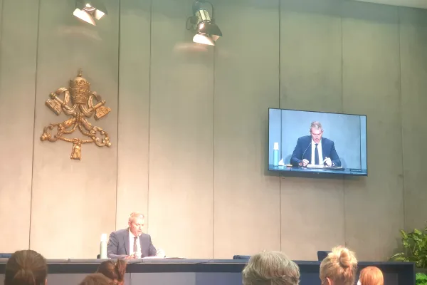 Matteo Bruni, direttore della Sala Stampa della Santa Sede, durante il briefing sul viaggio del Papa in Ungheria e Slovacchia / AG