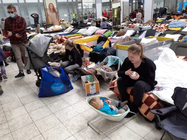 Il cardinale Konrad Krajewski ha visitato i rifugiati dall'Ucraina a Korczowa, in Polonia. Un supermercato è stato trasformato in un luogo di accoglie |  | Archivio privato