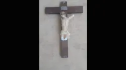 Il crocifisso distrutto nel seminario minore di San Kisito, in Burkina Faso / Aid to the Church in Need International