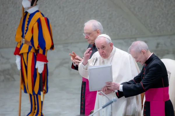 Papa Francesco al termine di una udienza generale / Daniel Ibanez / ACI Group