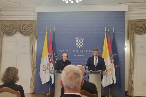 Il Cardinale Parolin e il Primo Ministro croato Plenkovic a Zagabria, 12 maggio 2022 / AG / ACI Group