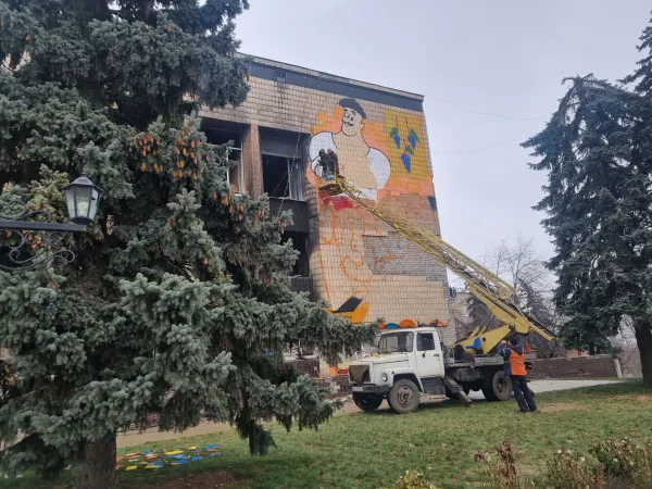 Il murales del "Cosacchetto" in restauro sull'edificio del sindacato di Izium | AG / ACI Group