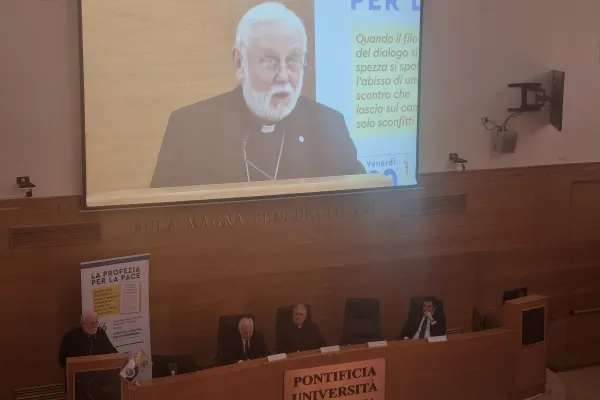 L'arcivescovo Gallagher durante l'evento "La profezia della pace", Pontificia Università Urbaniana, 20 gennaio 2023 / AG / ACI Group