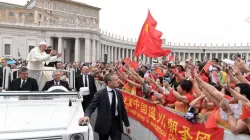 Papa Francesco incontra un gruppo di cinesi durante una udienza in San Pietro / Vatican Media