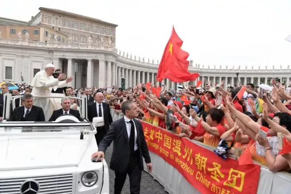 Papa Francesco incontra un gruppo di cinesi durante una udienza in San Pietro / Vatican Media