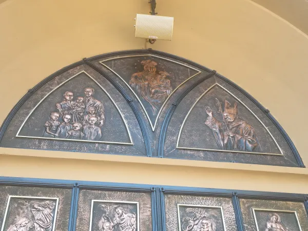 Dettaglio della parte superiore della porta della chiesa parrocchiale di Santa Dorotea a Markowa, dove sono ritratti anche gli Ulma | AG / ACI Group
