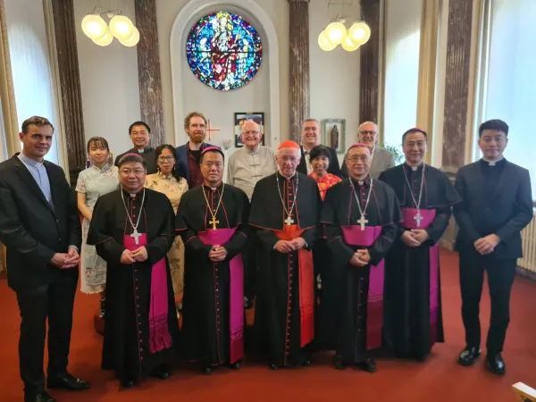 I quattro vescovi cinesi in visita in Belgio con il Cardinale de Kesel, emerito di Bruxelles, e il suo successore designato Luc Terlinden | Cathobel