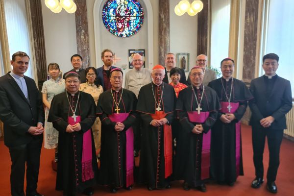 I quattro vescovi cinesi in visita in Belgio con il Cardinale de Kesel, emerito di Bruxelles, e il suo successore designato Luc Terlinden / Cathobel