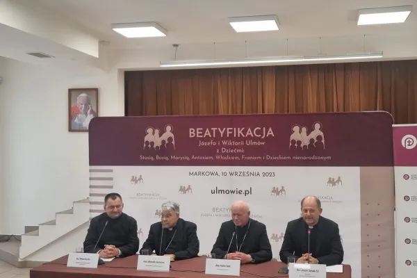 La conferenza stampa del Cardinale Marcello Semeraro, dell'arcivescovo Szal e del postulatore Witold Burda a Markowa, per presentare la beatificazione della famiglia Ulma / AG / ACI Group