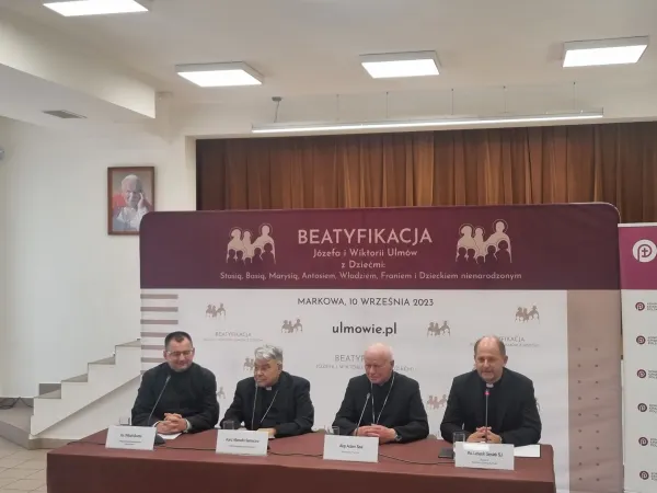 La conferenza stampa del Cardinale Marcello Semeraro, dell'arcivescovo Szal e del postulatore Witold Burda a Markowa, per presentare la beatificazione della famiglia Ulma | AG / ACI Group