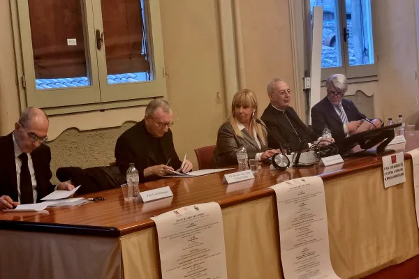 Il cardinale Parolin alla conferenza sui 40 anni del Codice di Diritto Canonico all'Università di Bologna / AG / ACI Group
