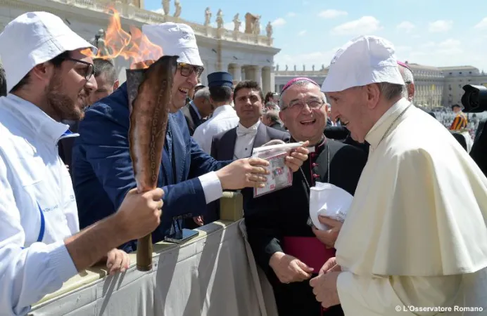 Il Papa benedice la fiaccola del pellegrinaggio Macerata - Loreto 2017 |  | OR/ pellegrinaggio Macerata- Loreto 