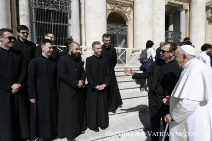 Il Papa con alcuni consacrati |  | Vatican Media / ACI group