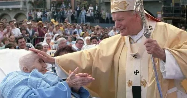 San Giovanni Paolo II | Giovanni Paolo II consola un infermo | Pinterest