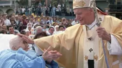 Giovanni Paolo II consola un infermo / Pinterest