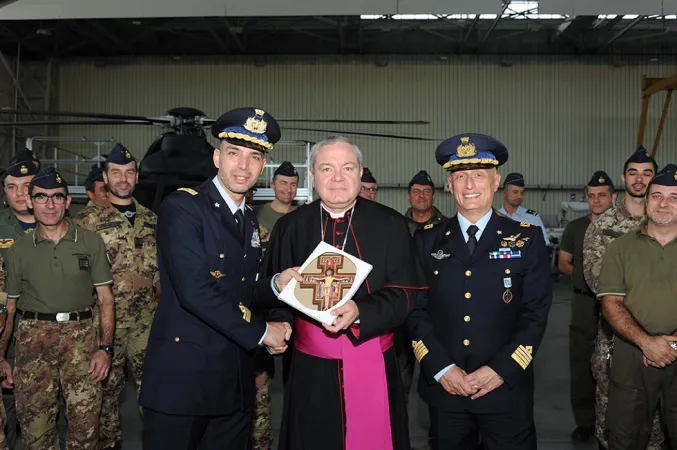 Monsignor Marcianò in visita all' Aeronautica  |  | www.aeronautica.difesa.it