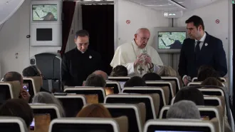 Papa Francesco in aereo: dialogo interreligioso e lotta contro la violenza sulle donne 