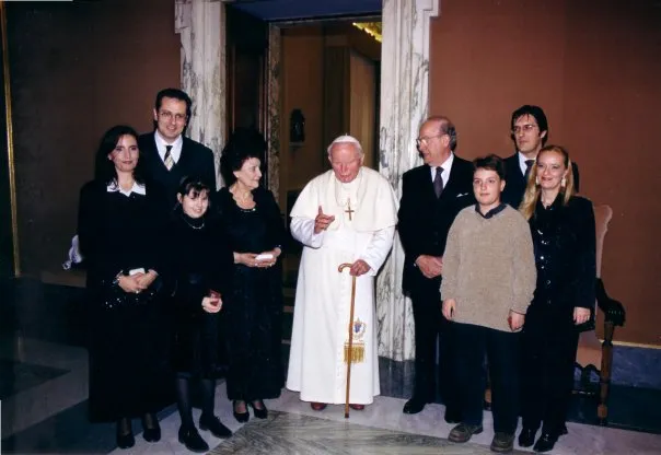La famiglia Gusso con Giovanni Paolo II quando Giampaolo è andato in pensione  |  | FB/ Anna Maria Gusso 