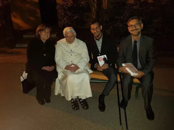 Arturo Mariani con i genitori dal Papa emerito  |  | Famiglia Mariani 