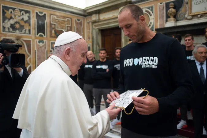 Papa Francesco con un giocatore della Pro Recco  |  | Vatican media 