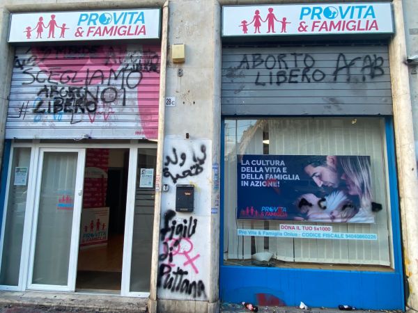La sede di PRO VITA & FAMIGLIA dopo i vandalismi |  | PRO VITA & FAMIGLIA