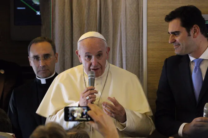 Il Papa in volo verso gli Emirati Arabi |  | Ed Pentin / EWTN