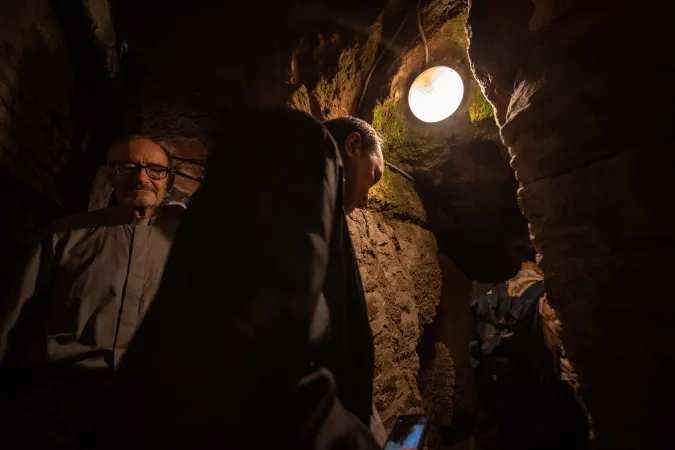 Sinodo, Catacombe | Il Cardinale Czerny entra nelle catacombe in uno dei gruppi del Sinodo che ha svolto il pellegrinaggio, 12 ottobre 2023 | Daniel Ibanez / ACI Group
