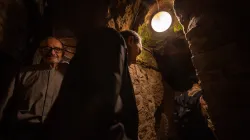 Il Cardinale Czerny entra nelle catacombe in uno dei gruppi del Sinodo che ha svolto il pellegrinaggio, 12 ottobre 2023 / Daniel Ibanez / ACI Group