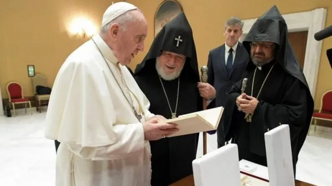 Papa Francesco e il Katolikos Karekin durante il loro incontrto del 6 ottobre 2021 | Vatican Media / ACI Group