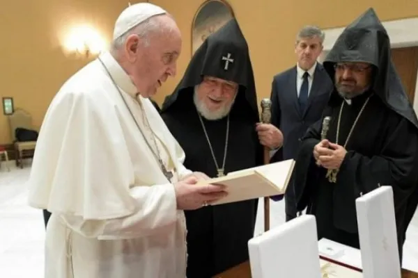 Papa Francesco e il Katolikos Karekin durante il loro incontrto del 6 ottobre 2021 / Vatican Media / ACI Group