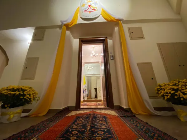 L'ingresso della nunziatura a Yerevan pronto per la cerimonia di inaugurazione | Nunziatura di Georgia e Armenia