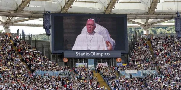 Papa Francesco e il movimento Carismatico | Papa Francesco durante l'incontro con RnS allo Stadio Olimpico l'1 giugno 2014 | You Tube