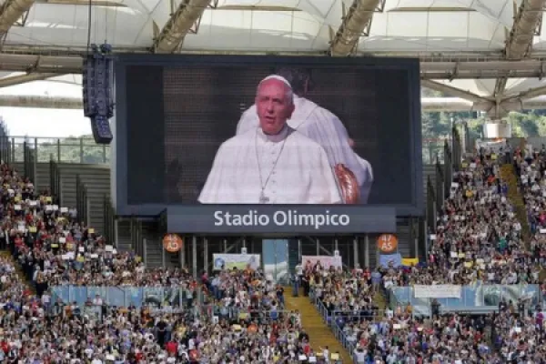 Papa Francesco durante l'incontro con RnS allo Stadio Olimpico l'1 giugno 2014 / You Tube