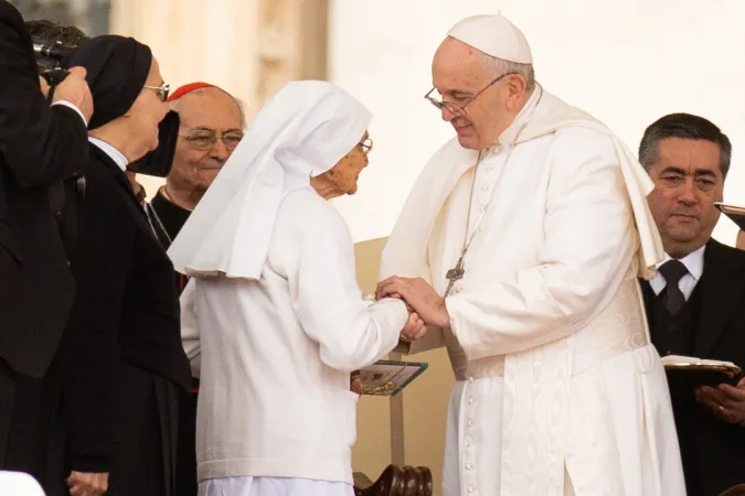 Papa Francesco, udienza generale | Papa Francesco saluta Suor Maria Concetta Esu al termine dell'udienza generale del 27 marzo 2019 | Lucia Ballester / ACI Group