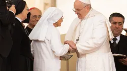 Papa Francesco saluta Suor Maria Concetta Esu al termine dell'udienza generale del 27 marzo 2019 / Lucia Ballester / ACI Group