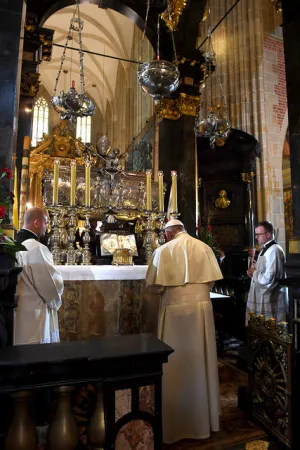 Il Papa davanti alla tomba di San Stanislao e alle reliquie di San Giovanni Paolo II |  | Episcopato polacco