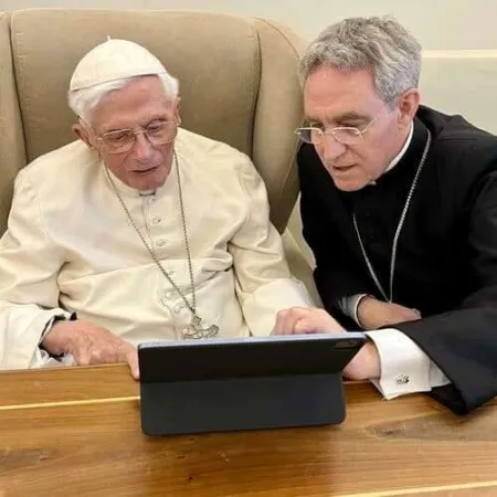 Benedetto XVI | Benedetto XVI con l'arcivescovo Georg Gaenswein, suo segretario particolare | Fondazione Ratzinger