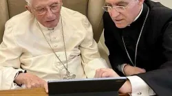 Benedetto XVI con l'arcivescovo Georg Gaenswein, suo segretario particolare / Fondazione Ratzinger
