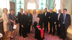 Il Cardinale Farina con l'ambasciatore del Giappone presso la Santa Sede e altri partecipanti al conferimento della cerimonia dell'Ordine del Sol Levante / InfoANS