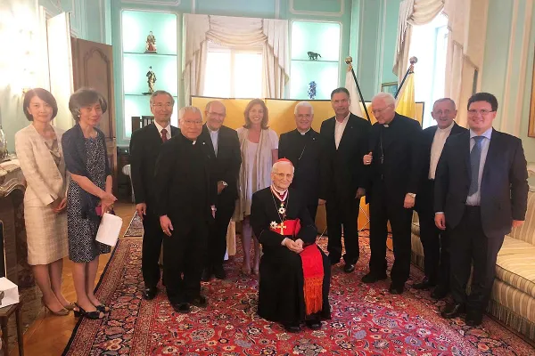 Il Cardinale Farina con l'ambasciatore del Giappone presso la Santa Sede e altri partecipanti al conferimento della cerimonia dell'Ordine del Sol Levante / InfoANS