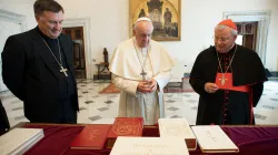 Papa Francesco riceve la nuova edizione in italiano del Messale Romano. Da sinistra: il vescovo Maniago, Papa Francesco e il cardinale Bassetti, presidente della CEI / Vatican Media / ACI Group