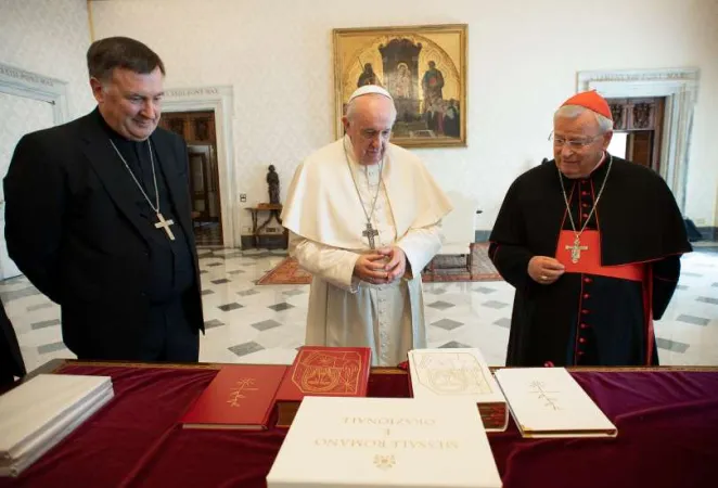 Papa Francesco con il Cardinale Bassetti e il Vescovo Maniago |  | Vatican Media - ACI Group