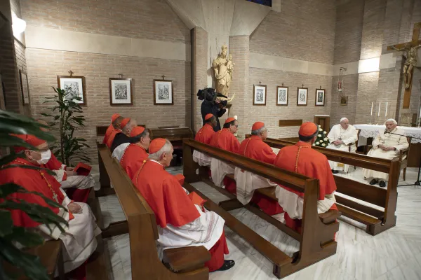 Benedetto XVI incontra i nuovi cardinali con Papa Francesco nel monastero Mater Ecclesiae, 28 novembre 2020 / Vatican Media / ACI Group