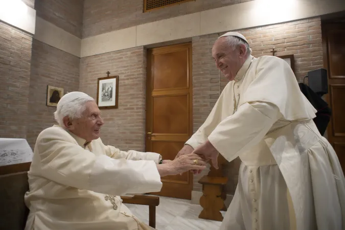 Benedetto XVI e Papa Francesco | Papa Francesco saluta Benedetto XVI, Monastero Mater Ecclesiae, 28 novembre 2020 | Vatican Media / ACI Group 