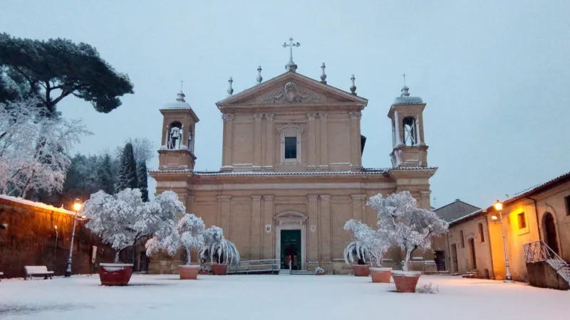 La basilica di Sant' Anastasia in una insolita foto con la neve  |  | FB @basilicasantanastasia