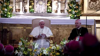 Papa Francesco prega davanti alle reliquie di Giovanni Paolo II