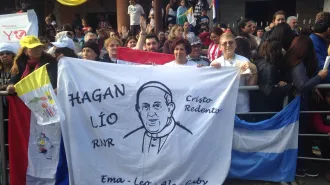 Il saluto del Papa al Paraguay con i poveri e i giovani 