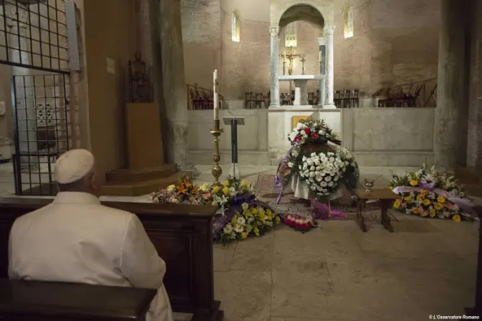 Papa Francesco rende omaggio alla salma di Miriam |  | L'Osservatore Romano